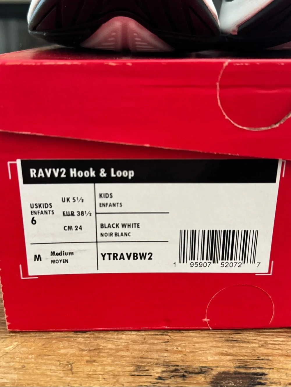 NWT New Balance Rave Run V2 Kids Sneakers Black White (Big Kids Size 6)